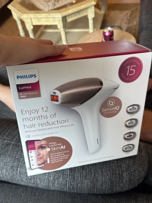 Philips Lumea IPL hårborttagning series 9900 - Den nyaste Philips Lumea IPL 9900 hårborttagningsapparat i vit och roséguld. Inkluderar fyra st utbytbara munstycken och laddare. Utrustad med SenseIQ-teknologi för personlig behandling och SkinAI-app för extra guidning. Perfekt för långvarig hårreduktion hemma. ENDAST öppnad, EJ använd. Ordinariepris är 6600kr.