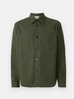 Olivgrön overshirt med fickor - Stilren olivgrön overshirt med raka linjer och två bröstfickor. Skjortan har klassisk krage, knäppning framtill och långa ärmar med manschett. Perfekt lager-på-lager-plagg i mjukt bomullstyg.