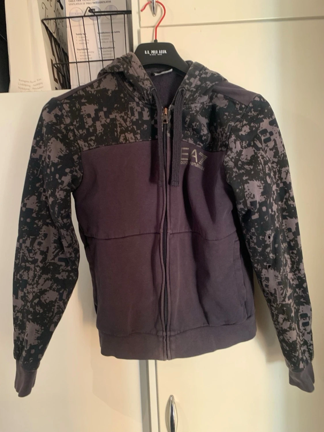Mörklila hoodie med mönstrade ärmar