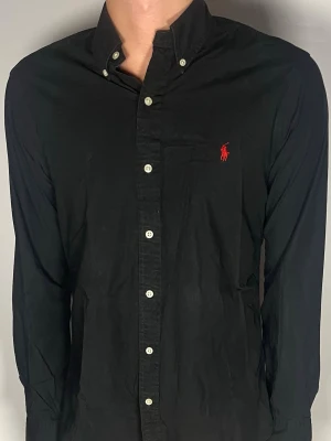 Ralph Lauren skjorta - 👕 Plagg: Skjorta                                                     📏 Storlek: M                                                            🏷️ Märke/Modell: Ralph lauren Slim Fit                                   ✨ Skick: Fint skick                                                        💬 Vid frågor är det bara att skriva!                                                                                          🛍️ Gramenti
