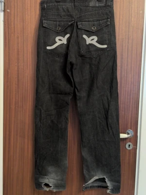Roccawear baggy jeans - Köpta secondhand i danmark, slitna men funkar lika bra oavsett. På mig som ligger runt M i storlek sitter dem völdigt löst men det är inget problem för mig. Vet inte exakt storlek, kan mötas i skåne