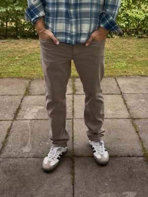 Ljusbruna chinos/jeans från Sand - Sjukt snygga beige/ljusbruna jeans chinos från Sand. Storlek W30/L30. Helt nya med tags kvar. Skriv vid frågor!