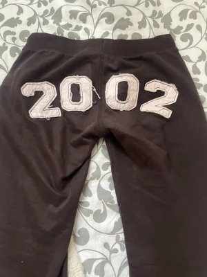 Bruna mjukisbyxor med 2002-tryck - Low waist mjukis 2002 tryck där back 