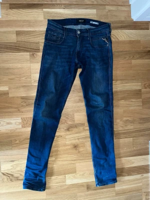  Replay Anbass -  Jeans från Replay, modell Anbass . Storlek W30 L34. Mycket bra skick utan defekter.