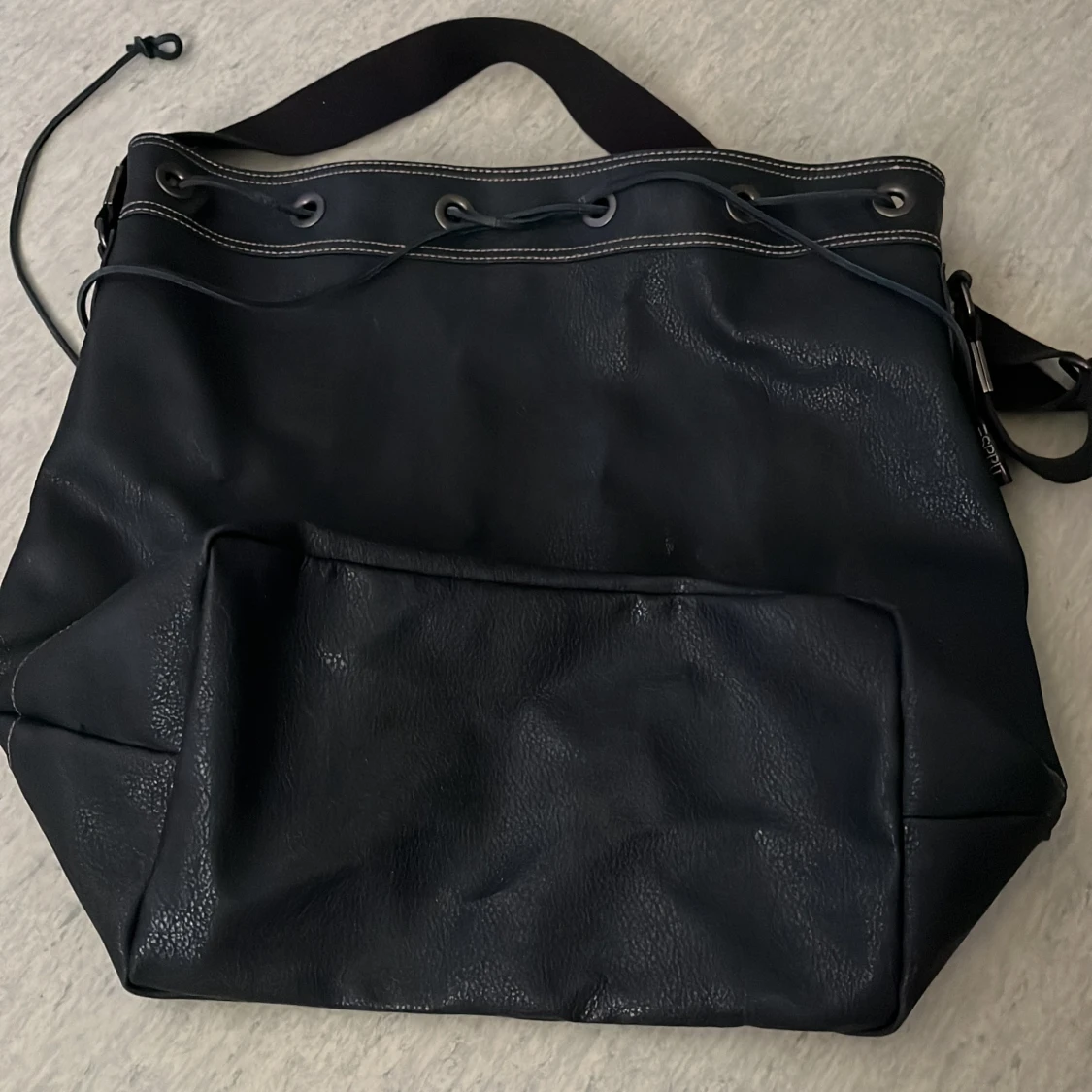 Svart axelväska från Esprit i skinn - 2