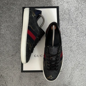 Gucci Ace - Tja, nu säljer vi dessa otroligt snygga Gucci Ace.  Dem är väldigt eftertraktade och dom är i super fint skick. 9/10! | storlek:42 | Ny pris: 8000kr | Vårt pris: 3099kr 🙌|✅ Allt OG med kommer även KVITTO❗️| Hör av er vid frågor eller om ni skulle vilja ha fler bilder!