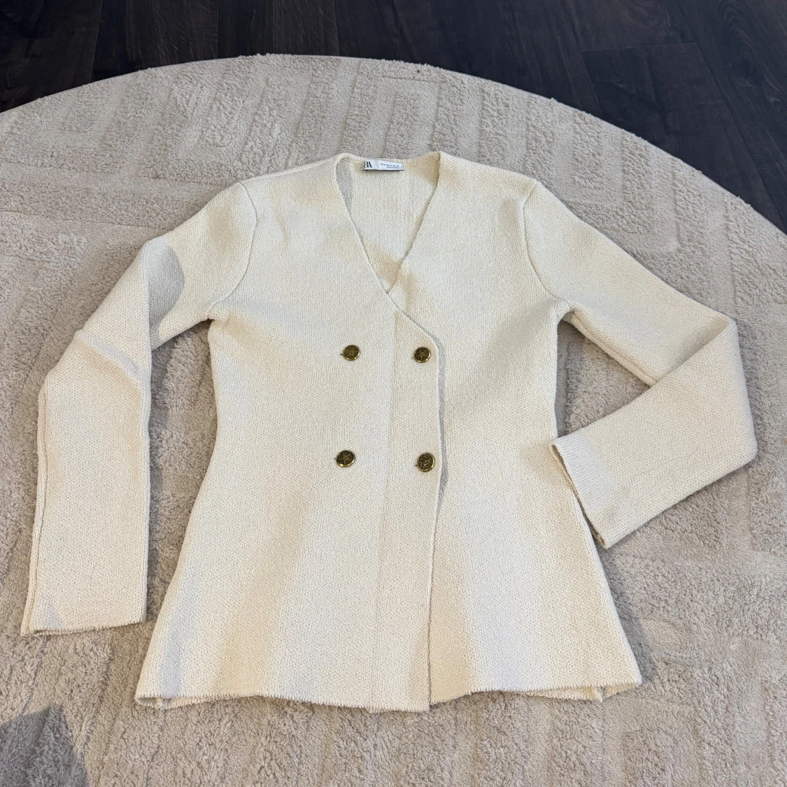 Beige kavaj med guldknappar från Zara