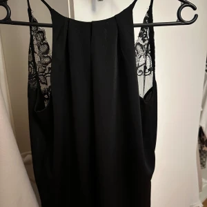 Svart linne med öppen rygg  - Svart linne med öppen rygg och även spets i ryggen💕