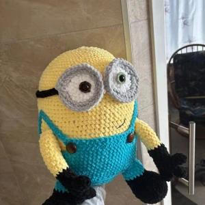 Stor minion  - Hej har virkat en stor minion som är 35-36 cm hög och 28-29 cm bred! Pris kan absolut diskuteras 💕