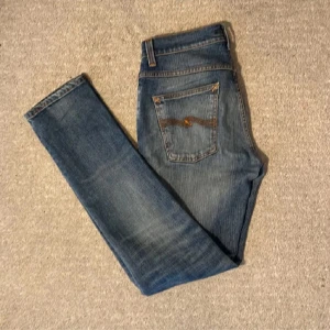 NUDIE JEANS GRIM TIM - Tja, säljer ett par Nudie Jeans| Modell Grim Tim| Nypris ish 1600, mitt pris 249kr!| Hör av dig vid minsta fundering| En liten reva i skrevet samt vissa fläckar där bak.