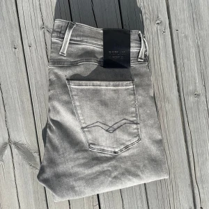 Replay Hyperflex Anbass grå jeans - Säljer dessa feta Replay Anbass jeansen!            Storlek : W33 L32 | Skick 10/10 | modell~Anbass Jeansen är i nyskick och är knappt använda!!!! Hör av dig vid frågor!!!