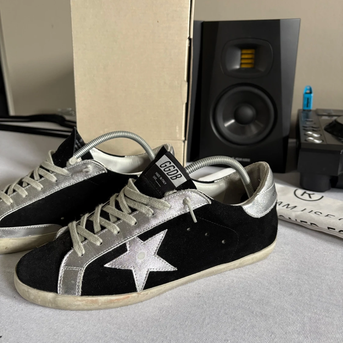Golden Goose svarta och silver sneakers - 1