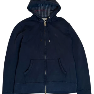 Burberry hoodie  - Burberry zip hoodie storlek Xl. Finns mindre lagade skavanker se bild. Pris 1190kr finns att köpa på våran hemsida också, Fashionels.com