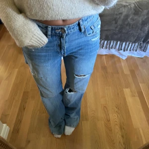 Blå slitna bootcut jeans - Helt nya Zara jeans!