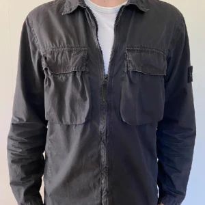Stone island Overshirt - En snygg overshirt från stone island, självklart äkta går o verifiera genom stone islands hemsida. Skick 8/10. 