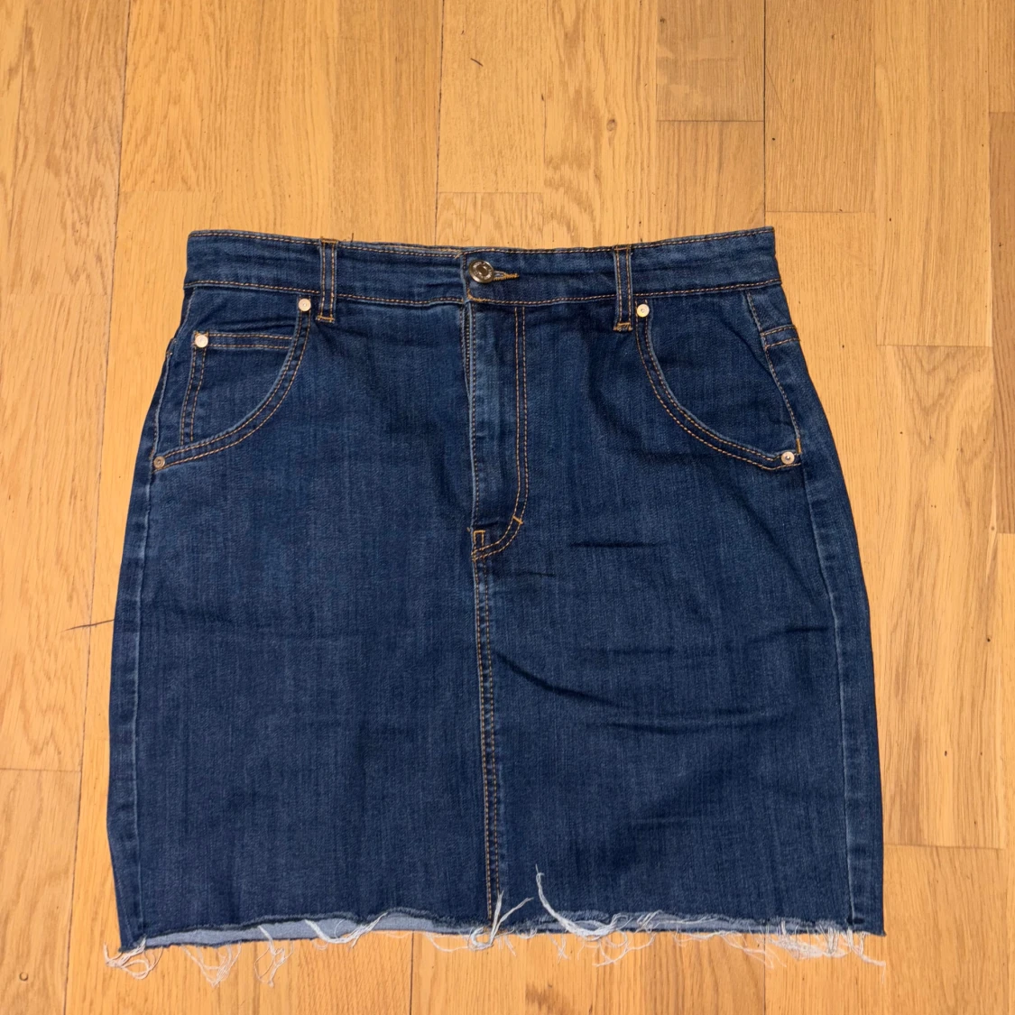 Jeanskjol från Pull&Bear med rå kant