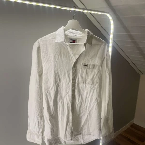Vit skjorta från Tommy hilfiger, Aldrig använd - Helt ny har bara tvättats en gång 