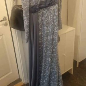 Festklänning  - Två klänningar är oanvända, tre är använda, endast en gång. Priset per klänning uppgår till 400 kr.