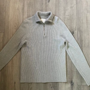Half zip knit tröja - Riktigt fet half zip knit tröja  från Jack & Jones. Aldrig använd. Storlek M. Hör av er vid frågor! 🙌