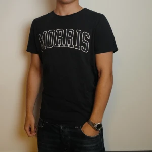 Mörkblå t-shirt från Morris - Snygg mörkblå t-shirt från Morris med vit tryckt logga över bröstet. Nypris 600kr