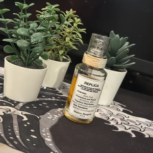 Jazz club MM - Maison Margiela Jazz Club är en elegant parfym i en genomskinlig glasflaska med vit etikett och silverfärgad spraykork. Doften har varma toner av cocktails, perfekt för dig som gillar unika och sofistikerade parfymer. Kontakta vid mer frågor😀 28/30ml kvar