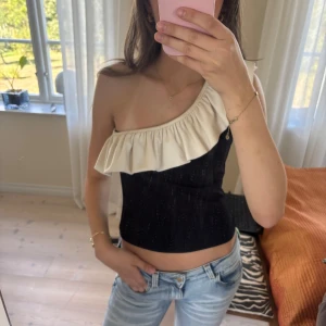  oneshoulder topp - En söt topp från H&M!!.