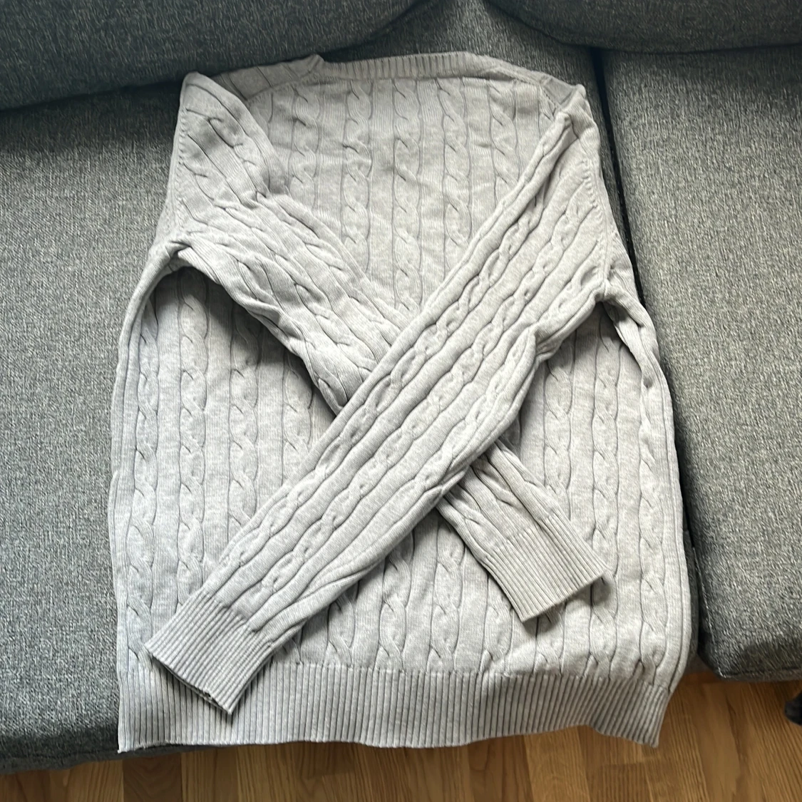 Ljusgrå kabelstickad tröja från Gant storlek M - 3