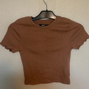 Brun topp - Brun topp från bikbok, knappt använd