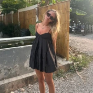 Hm puff klänning  - Super fin puffer klänning från hm. Slutsåld med hög efterfrågan. Perfekt inför nyår eller fest. Helt oanvänd med lappen kvar, tyvärr lite liten på mig. 