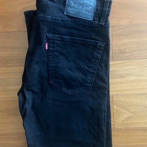 Levi's 505 jeans W31 L32 - Helt nya, aldrig använda. 10/10 skick. Straight fit.