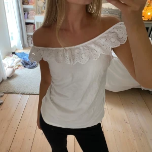 Topp med broderi - Topp med broderi detaljer