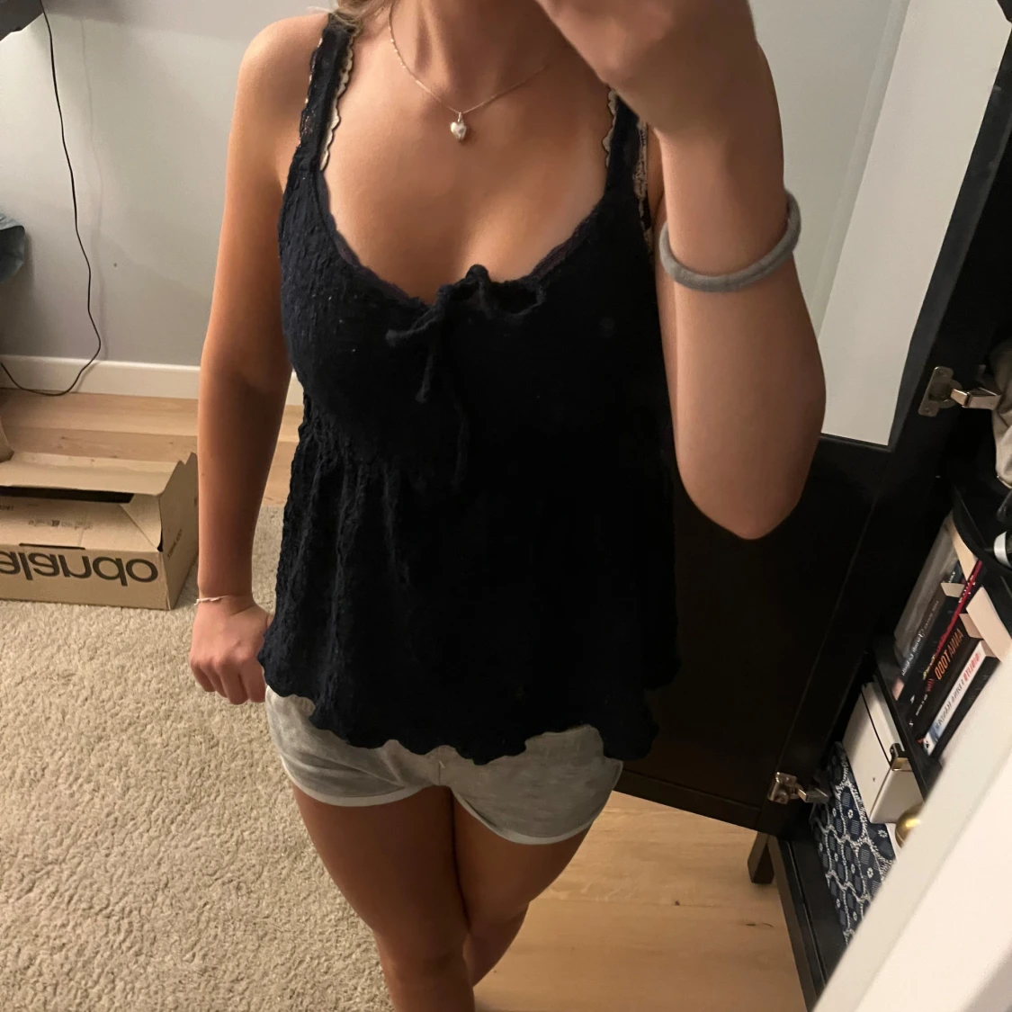 Mörkblå spetsig linnetopp med rosett - 2