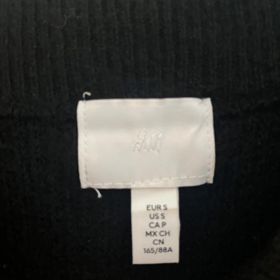 Svart stickad offshoulder klänning H&M - 1