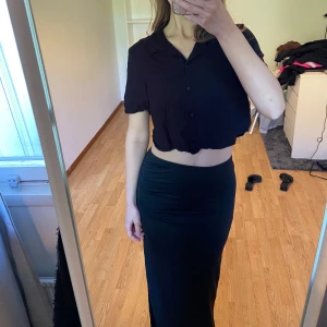 Croptop skjorta - Är inte perfekt struken på bilderna som ni ser. Använt fåtal gånger så det är bra skick. Klippt bort lappar men ganska säker på xs-s.
