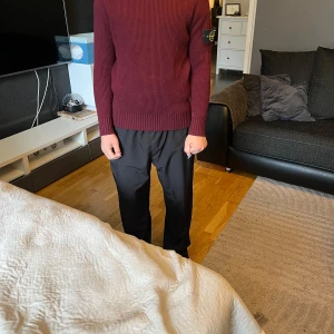 Vinröd stickad tröja Stone Island - Säljer en vinröd stickad tröja från Stone Island i storlek L ( liten i storlek passar S ). Tröjan har ribbade muddar och klassisk Stone Island patch på vänster ärm. Modellen är långärmad och har en snygg, normal passform som funkar till många olika stilar.