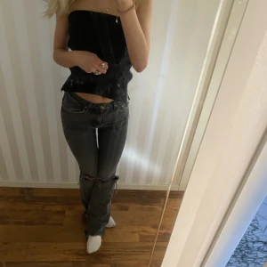 Jeans  - Gråa bootcut jeans med hål från Gina säljes då dem e för små för mig, obs första bilden är inte min💕