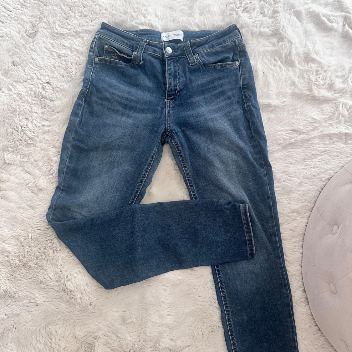 Blå jeans från Calvin Klein Jeans. Lågmidjade