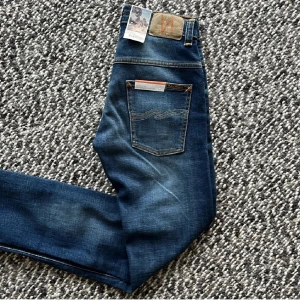 HELT NYA Nudie jeans  - Tvärfeta nudie jeans i en fin färg | storlek W29 L30 | skick 10/10 helt oanvända och lapp sitter kvar | nypris 1500, mitt pris 750 | skriv om du har några frågor eller funderingar