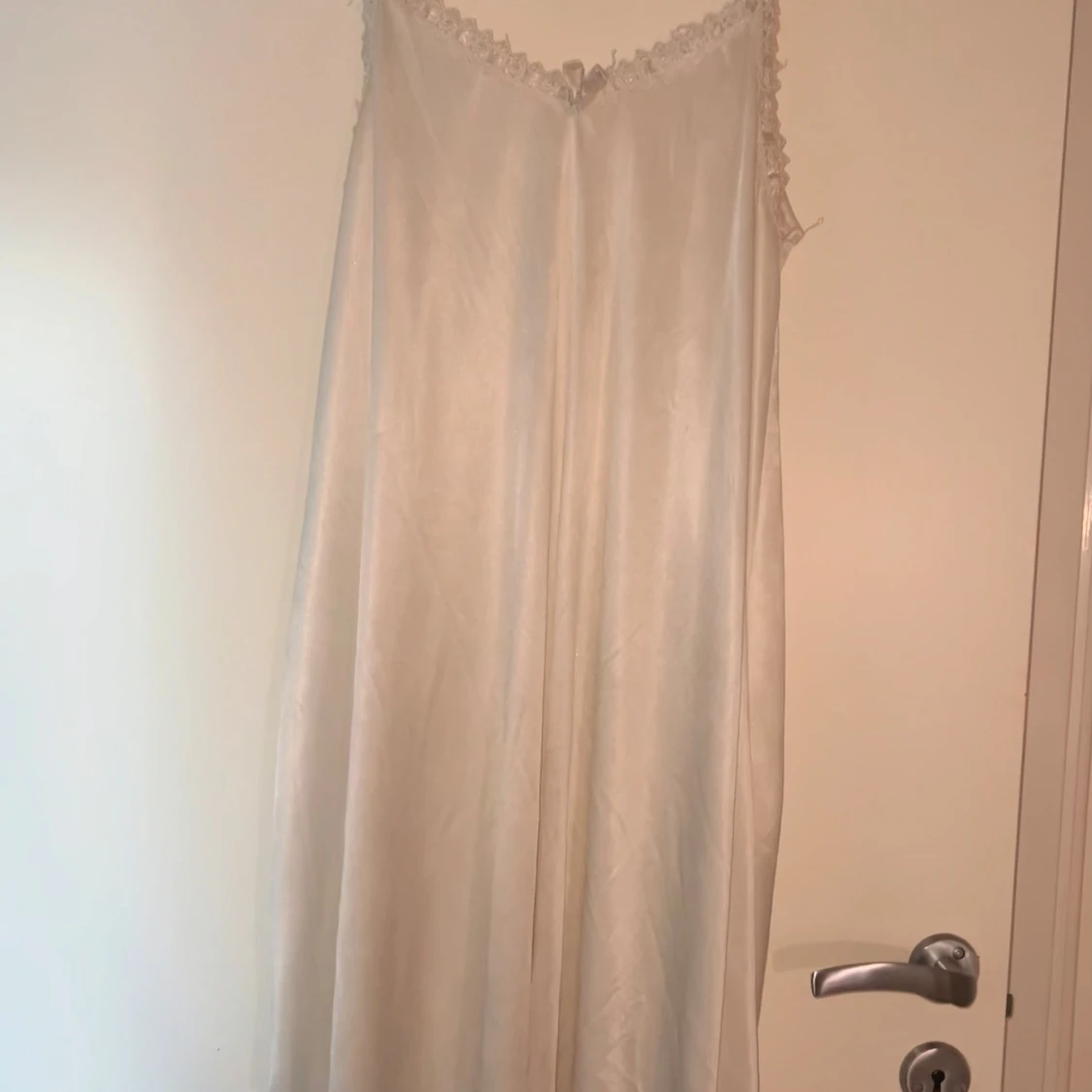 Vit sov- långklänning i satin  - 1