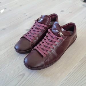Saint Laurent SL-01 - Säljer nu ett par riktigt ovanliga skor från saint laurent. Skorna är i mycket bra skick, har någon enstaka repa. Dock så har jag tyvärr inte orginal innersula, men har annan sula i. Skriv vid fler funderingar.
