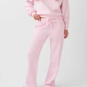 Ljusrosa mjukisbyxor från gintricot - Säljer ett par ljusrosa mjukisbyxor från gina tricot i storlek Xs. Byxorna har en relaxed passform med raka ben och är tillverkade i mjukt material, perfekta för chill dagar. Enkla att matcha med både t-shirt och hoodie. Kontakta mig för fler bilder eller frågor💞