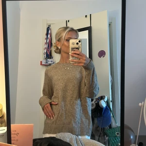 Brun stickad tröja - Mysig brun/beige stickad tröja med rund halsringning och långa ärmar. Så fin färg nu till hösten och stickade tröjor är väl allt man vill ha i garderoben nu?