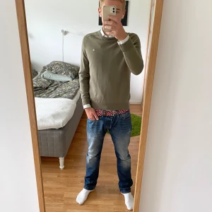 Merino ull tröja från Morris - Säljer denna mycket eftertraktade tröja i 100% merino ull. Säljer pågrund av att jag tyvärr växt ut den. Plagget är fortfarande i mycket bra skick och har inga defekter🙌 Hör av dig om du skulle vilja få mer bilder eller info.