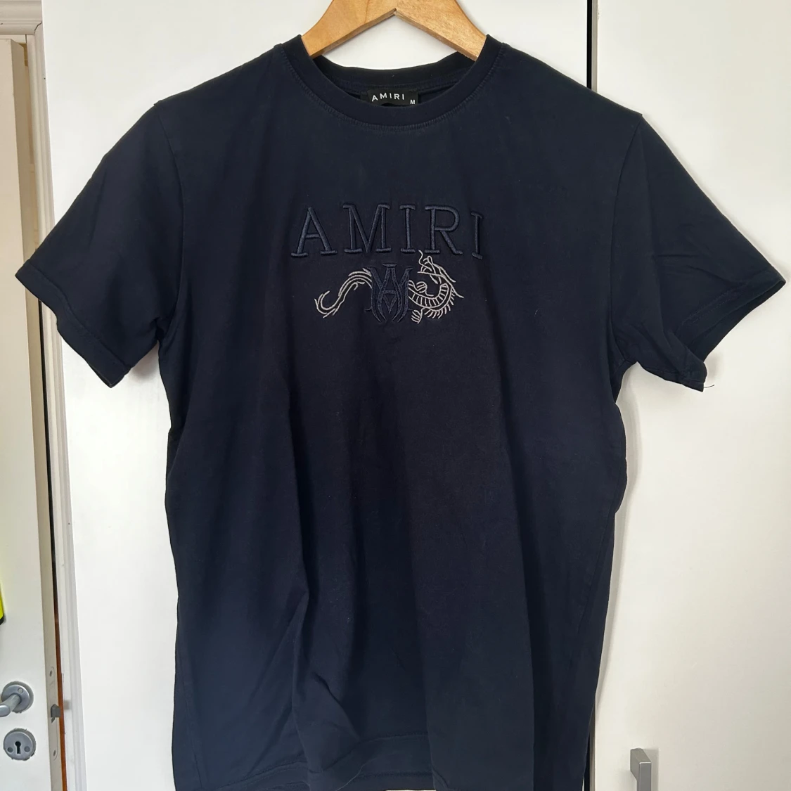 Svart t-shirt från Amiri med brodyr