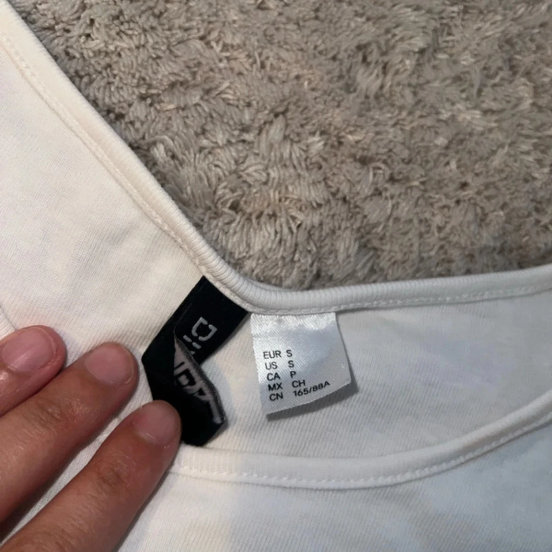 Vit croppad t-shirt med alientryck - 2