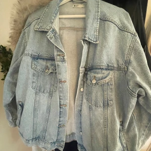 Jeansjacka - Blå jeansjacka från Gina tricot🩷