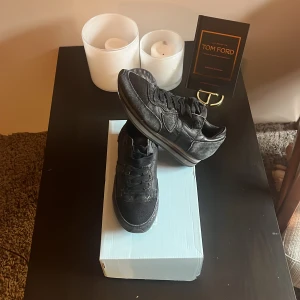 Philippe model skor - 👟Dethär är ett par Philippe model trainers i storlek 38 i färgen svart⚫️dom är i bra skick 6/10 och har som man ser inga slitningar på sulan✅nypris:  2500kr💸 pris:300kr💸 skriv gärna om ni undrar något✅