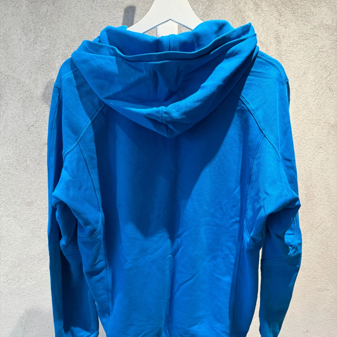 Blå hoodie från Peak Performance M - 1