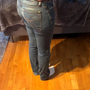 Lågmidjade jeans  - Lågmidjade jeans från ichi. Detaljer på rumpan. Inte skinny men inte heller vida. Supersköna och långa på mig som är 169. OBS! Står ingen storlek på dem så vet inte riktigt men passar bra på mig som annars är S, ibland M i jeans 
