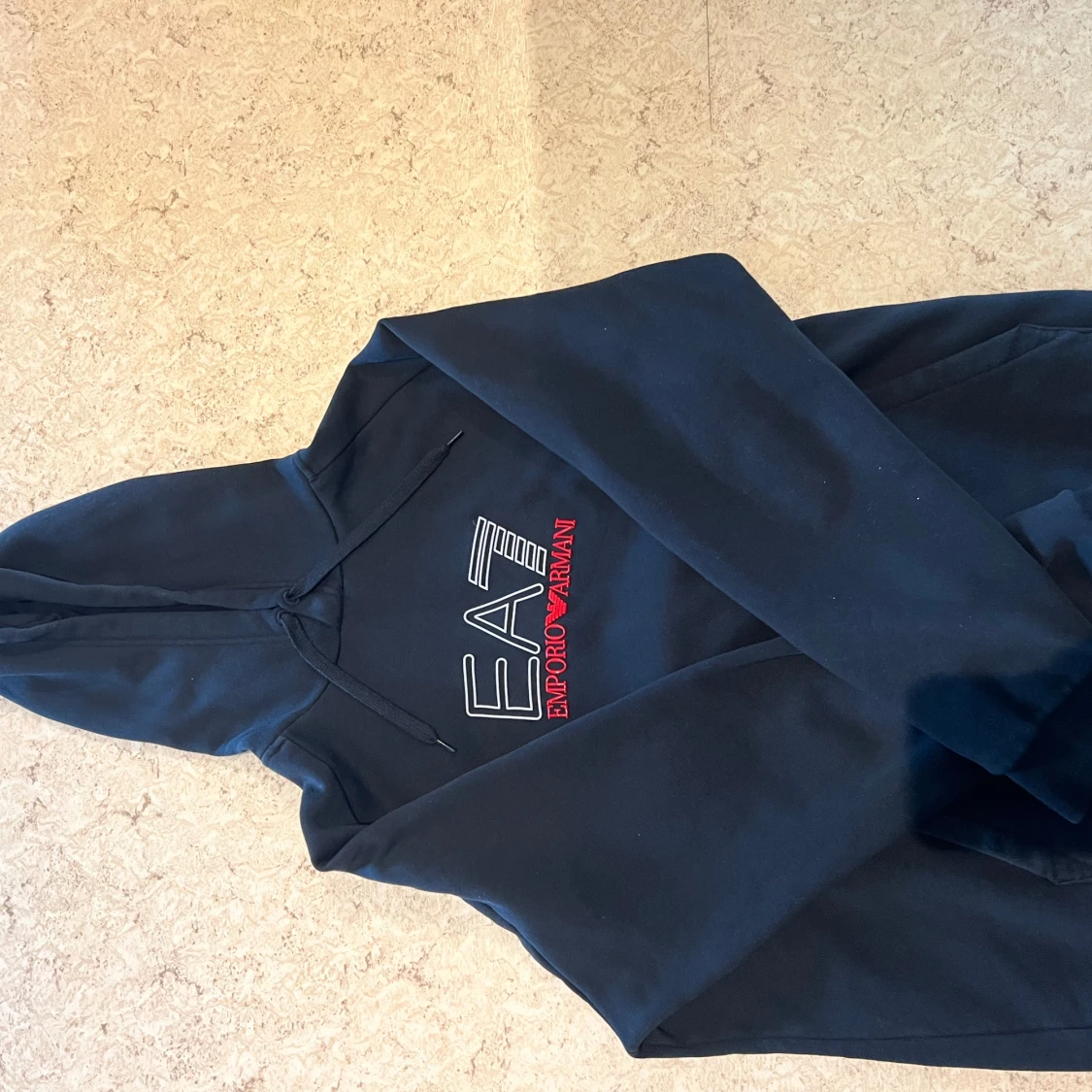 Svart EA7 hoodie med logga - 1